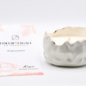 Bougie parfumée Rose coulée dans un pot en porcelaine fait-main en Provence