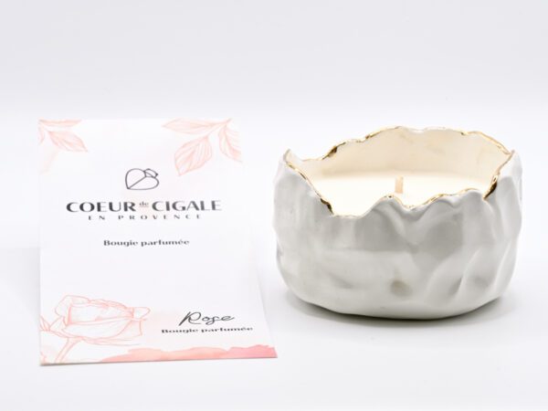 Bougie parfumée Rose coulée dans un pot en porcelaine fait-main en Provence