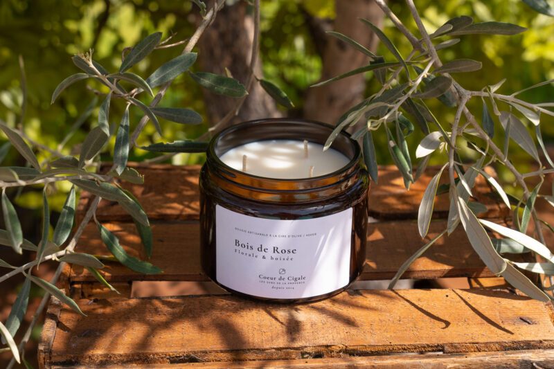 Bougie parfumée bois de rose, fragrance florale et boisée