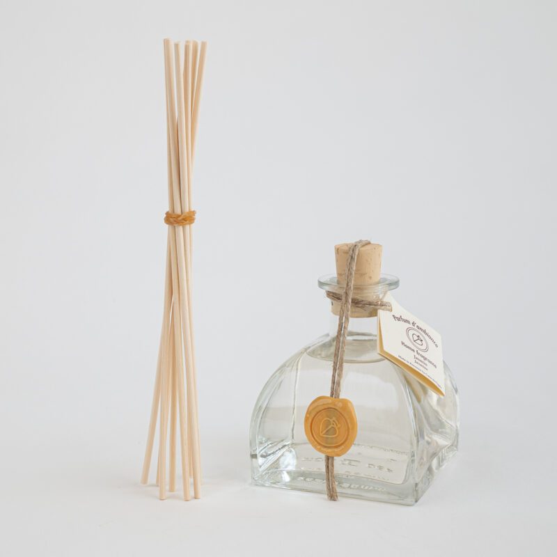 Parfum d’ambiance Jasmin en version diffuseur à bâtonnets.