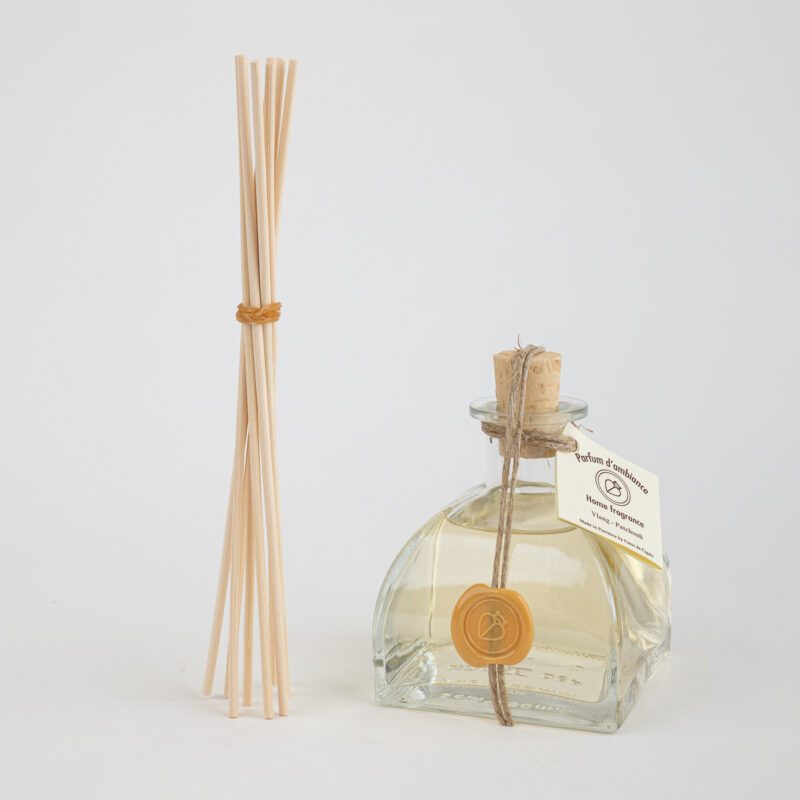 Parfum d’ambiance Ylang Patchouli diffuseur fragrance florale et boisée, à vaporiser pour créer une ambiance chaleureuse et apaisante.