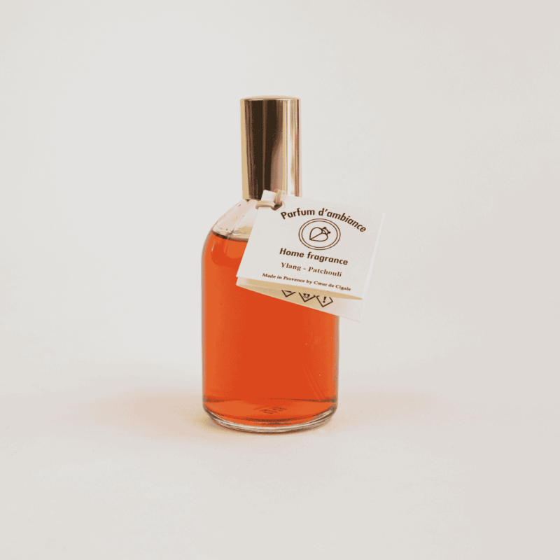 Parfum d’ambiance Ylang Patchouli ragrance florale et boisée, à vaporiser pour créer une ambiance chaleureuse et apaisante.