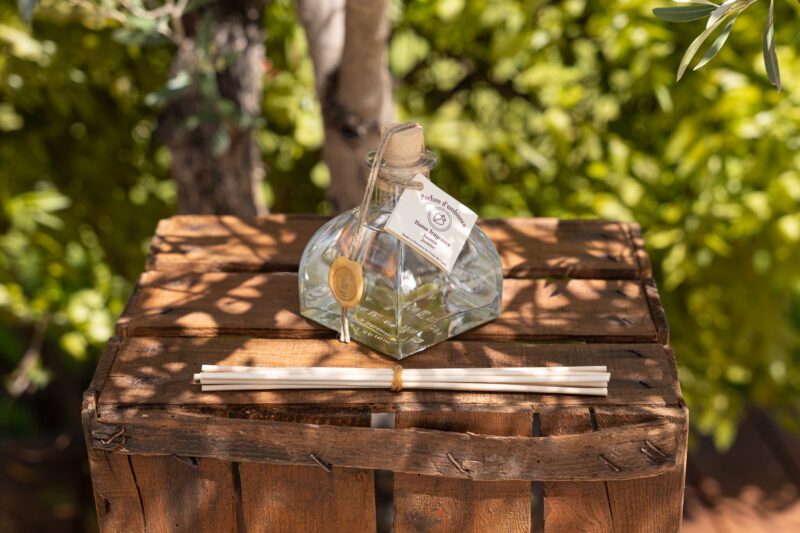 Diffuseur d’ambiance à bâtonnets Jasmin fabriqué artisanalement dans notre atelier provençal.
